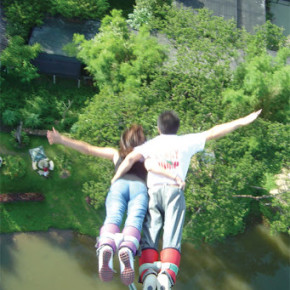couple bungee jumping